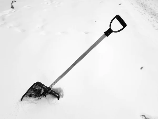 Schop sneeuw en ijs ax vast te zitten in de sneeuw in de winter — Stockfoto