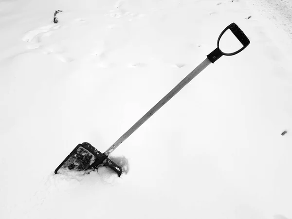Lopata na sníh a LED ax uvízl ve sněhu v zimě — Stock fotografie