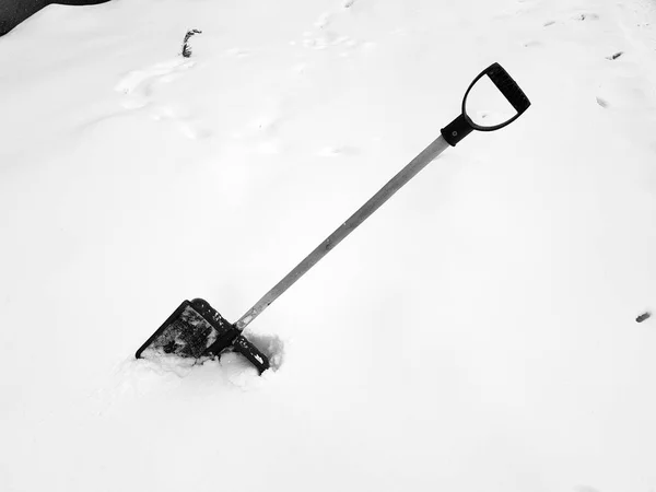 Snow shovel and ice ax stuck in the snow in winter — Stock Photo, Image