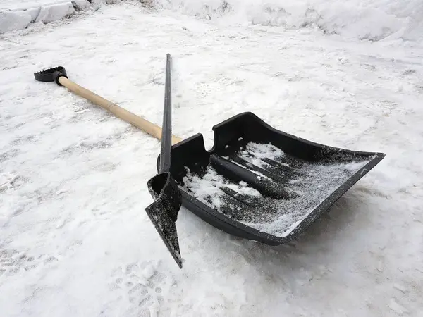 Schop sneeuw en ijs ax liggen in de sneeuw in de winter — Stockfoto