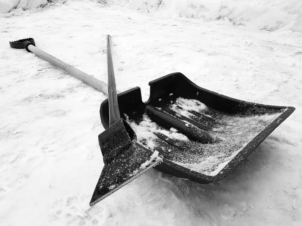 Pala da neve e piccozza si trovano sulla neve in inverno — Foto Stock