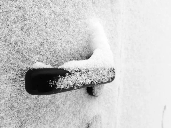 Mânerul ușii pe poartă sau poartă este acoperit de zăpadă în timpul iernii — Fotografie, imagine de stoc
