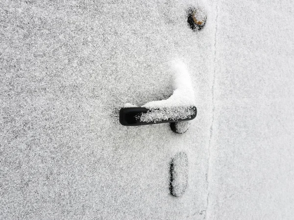 게이트 또는 게이트 문 손잡이 겨울에 눈에 덮여 있다 — 스톡 사진