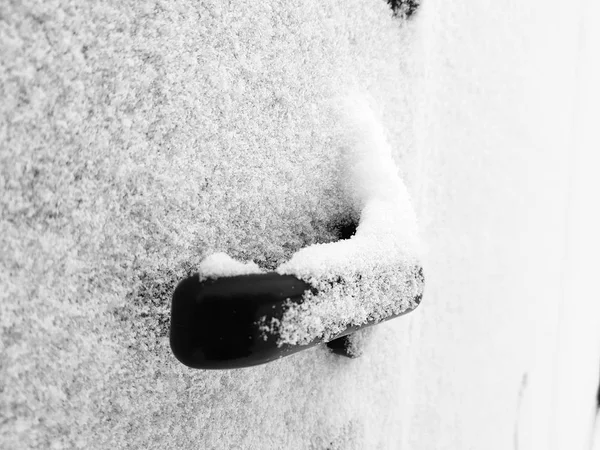 Maçaneta da porta no portão ou portão está coberto de neve no inverno — Fotografia de Stock
