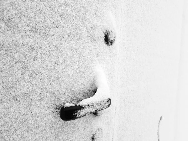 Дверная ручка ворот или ворот зимой покрыта снегом — стоковое фото