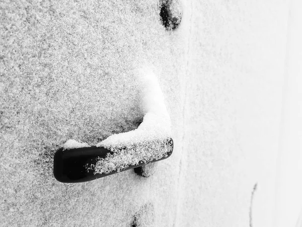 Poignée de porte sur la porte ou la porte est couverte de neige en hiver — Photo