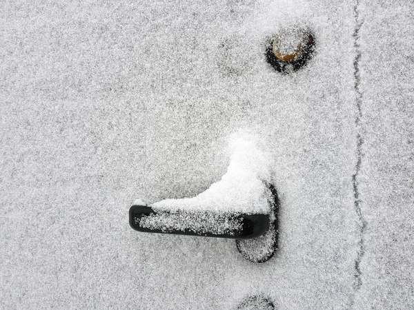 La maniglia della porta sul cancello o sul cancello è coperta di neve in inverno — Foto Stock