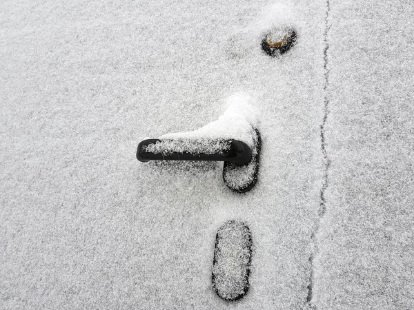 Klamka drzwi bramy lub bramy jest pokryte śniegiem zimą — Zdjęcie stockowe
