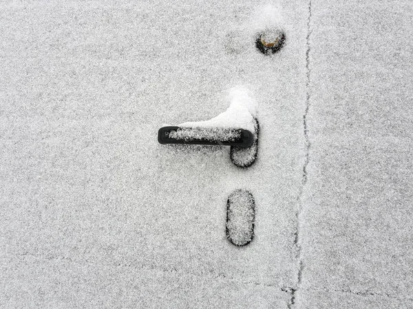 ゲートまたはゲートのドア ハンドルは冬の雪に覆われました。 — ストック写真