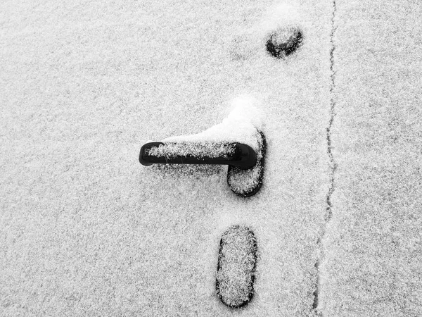 La maniglia della porta sul cancello o sul cancello è coperta di neve in inverno — Foto Stock