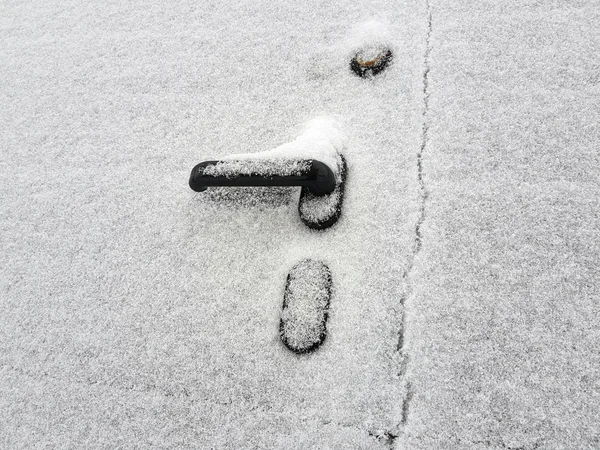 Türgriff am Tor oder Tor ist im Winter mit Schnee bedeckt — Stockfoto