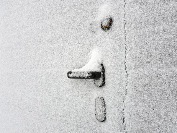 Türgriff am Tor oder Tor ist im Winter mit Schnee bedeckt — Stockfoto