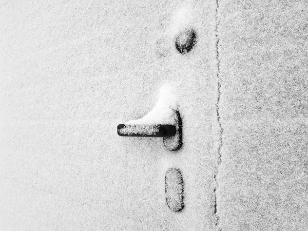 La manija de la puerta en la puerta o puerta está cubierta de nieve en invierno —  Fotos de Stock