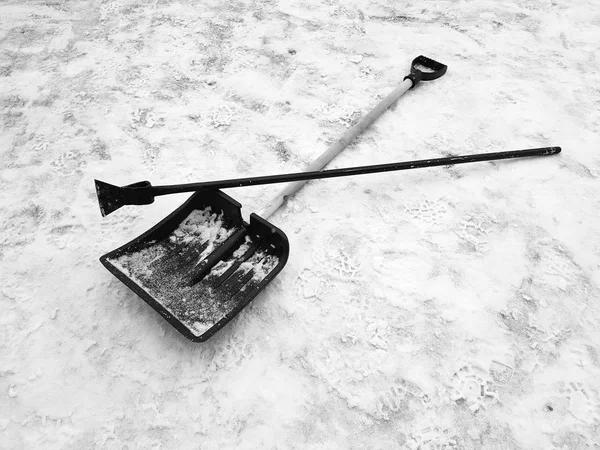 Lopata na sníh a LED ax leží na sněhu v zimě — Stock fotografie