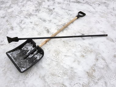 Kar küreği ve buz ax yalan üzerine kar kış