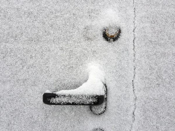 게이트 또는 게이트 문 손잡이 겨울에 눈에 덮여 있다 — 스톡 사진