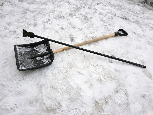 Снігова лопата і льодова сокира лежать на снігу взимку — стокове фото