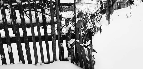 Hermosa cerca de madera vieja en el fondo de la nieve en invierno —  Fotos de Stock