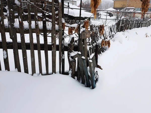 冬天雪的背景上美丽的古老木栅栏 — 图库照片