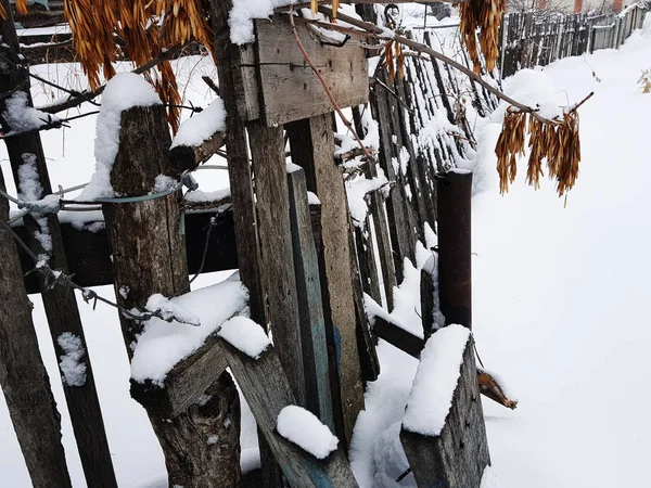 冬天雪的背景上美丽的古老木栅栏 — 图库照片