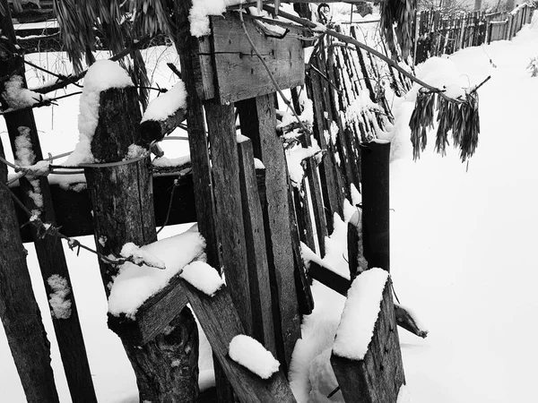 冬天雪的背景上美丽的古老木栅栏 — 图库照片