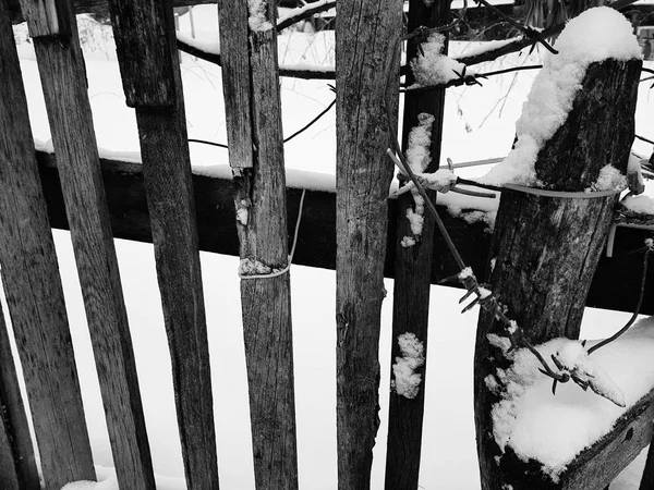 Piękny stary drewniany płot na tle śniegu w zimie — Zdjęcie stockowe