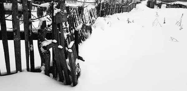 Όμορφο παλιό ξύλινο φράχτη στο φόντο του χιονιού το χειμώνα — Φωτογραφία Αρχείου