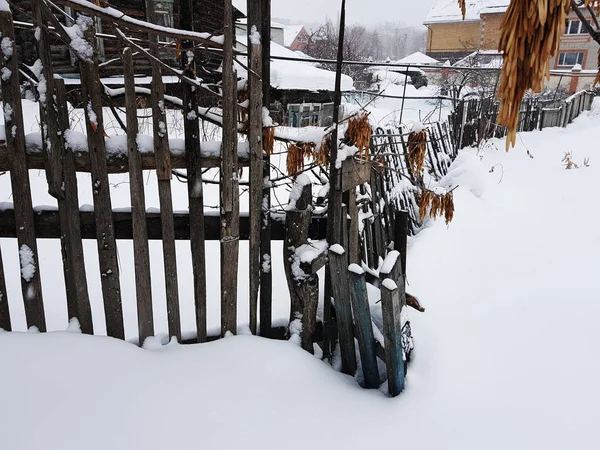 冬天雪的背景上美丽的古老木栅栏 — 图库照片