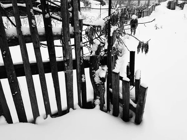 Mooie oude houten hek op de achtergrond van de sneeuw in de winter — Stockfoto