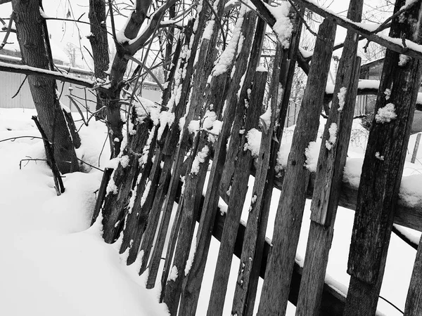 Mooie oude houten hek op de achtergrond van de sneeuw in de winter — Stockfoto