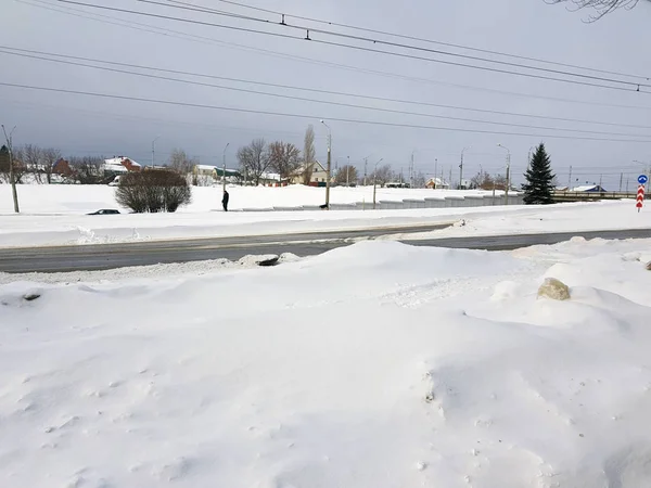 Schöne Stadt und Straßen vor dem Hintergrund des Schnees im Winter — Stockfoto