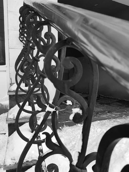 Hermosa cerca forjada y barandillas de acero inoxidable — Foto de Stock
