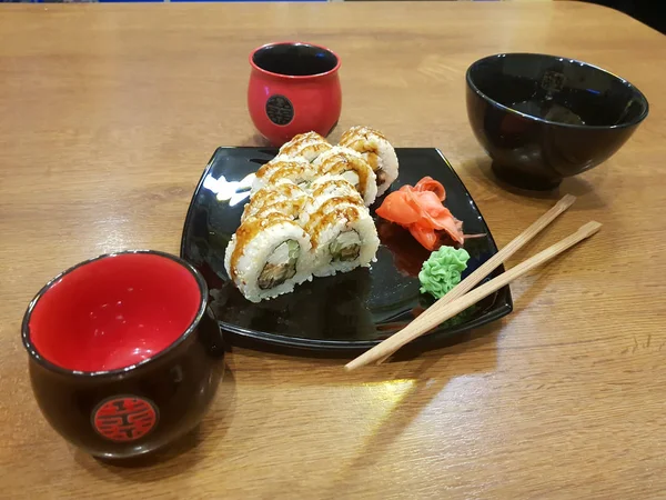 醤油と箸黒プレートで美しいおいしいロールします。 — ストック写真