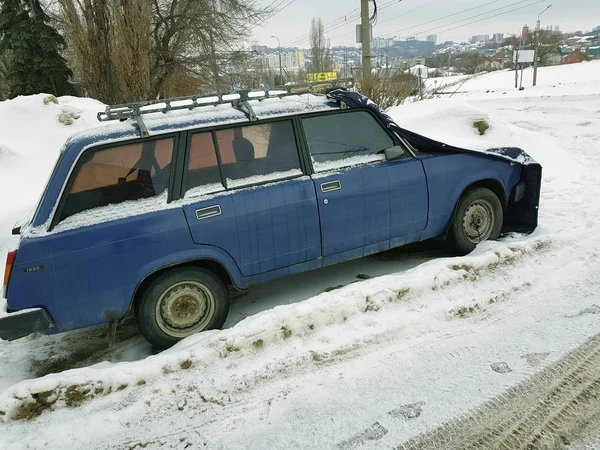 Krásné staré auto s krytem na kapotě ve sněhu — Stock fotografie