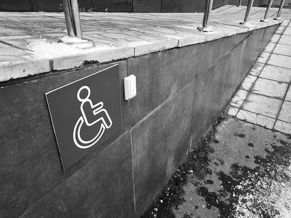 Rampa disabilitata - Pulsante di chiamata Aiuto — Foto Stock