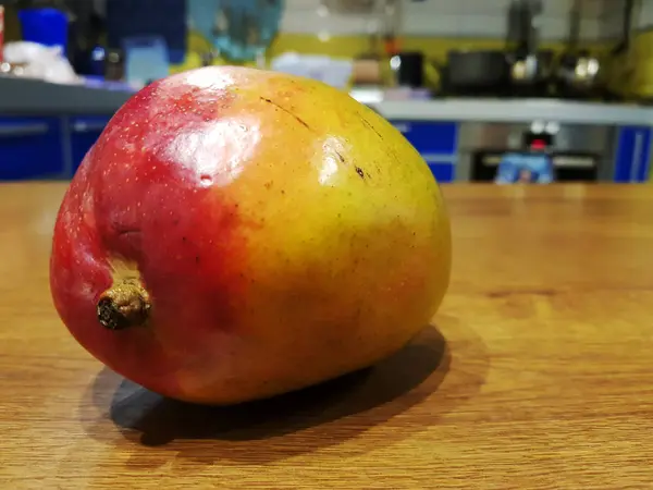 Mooie, rijpe en heerlijke mango op tafel — Stockfoto