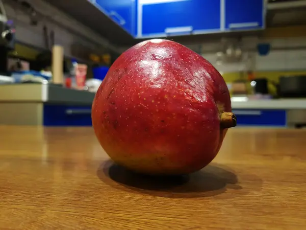 Mooie, rijpe en heerlijke mango op tafel — Stockfoto