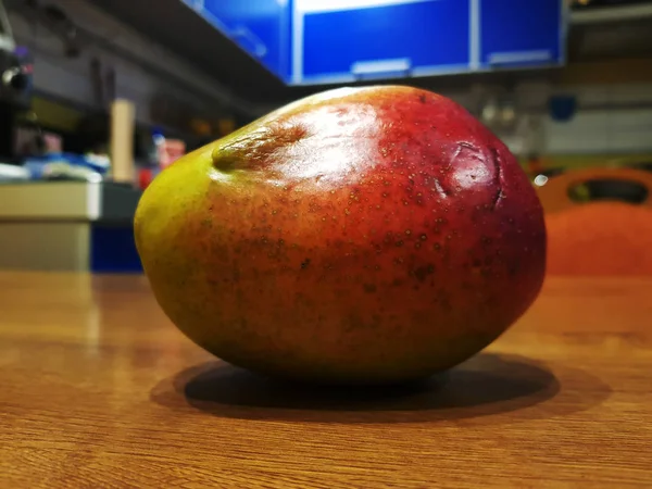 Vacker, mogen och läcker mango på bordet — Stockfoto