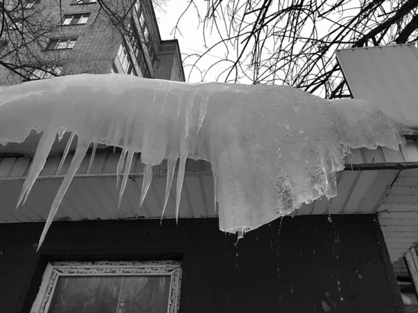 Ciclos perigosos e gelo no telhado na primavera ou no inverno — Fotografia de Stock