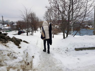 Bahar veya kış bir gitar ile genç bir adam gider