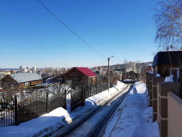 La primavera è arrivata - i ruscelli di primavera sulla strada in inverno o in primavera — Foto Stock