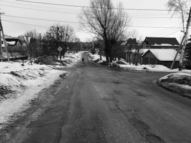 Kış veya baharda boş bir yolda yalnız adam