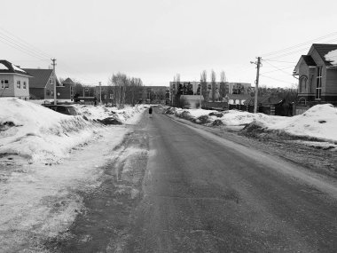 Kış veya baharda boş bir yolda yalnız adam