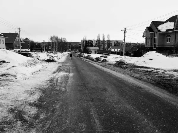 Ensam man på en tom väg på vintern eller våren — Stockfoto