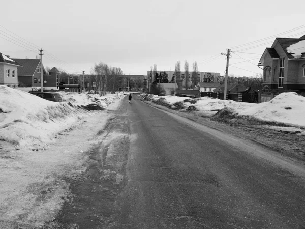 Lonely man on an empty road in winter or spring — Stock Photo, Image