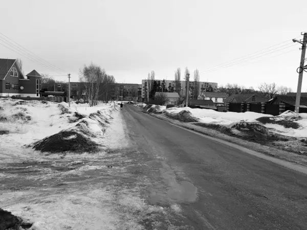 Одинокий человек на пустой дороге зимой или весной — стоковое фото