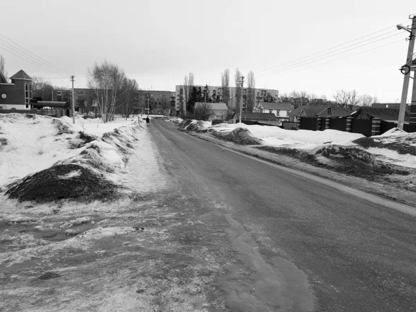 Einsamer Mann auf einer leeren Straße im Winter oder Frühling — Stockfoto