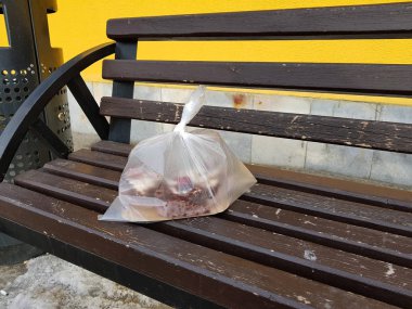 Kar arka planda kış veya baharda bir bankta pasta ile paket