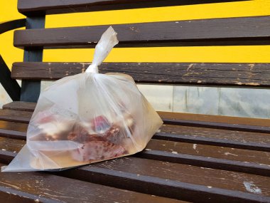 Kar arka planda kış veya baharda bir bankta pasta ile paket