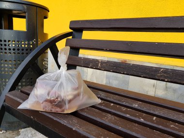 Kar arka planda kış veya baharda bir bankta pasta ile paket